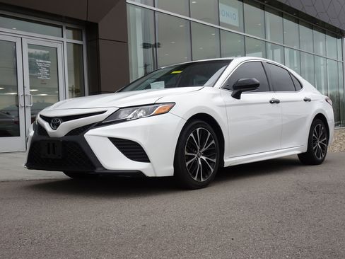 Used 2020 Toyota Camry SE image 1