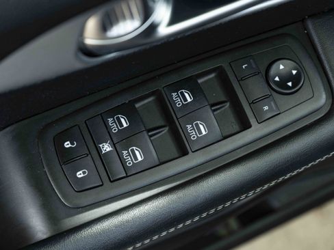 Used 2021 Chrysler Pacifica Touring-L w/ Uconnect Theater Family Group FWD image 36