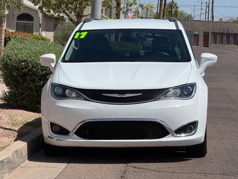 Used 2017 Chrysler Pacifica Touring-L w/ Tire & Wheel Group FWD image 2