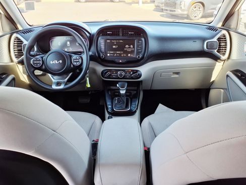 Used 2025 Kia Soul LX image 18