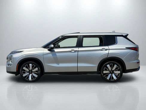 Used 2025 Mitsubishi Outlander SE FWD image 2