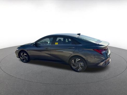 Used 2025 Hyundai Elantra Limited image 10