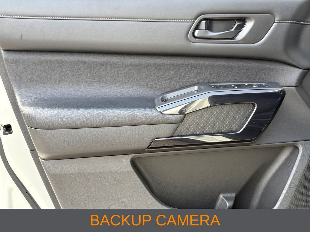Used 2025 Nissan Pathfinder SV FWD image 3