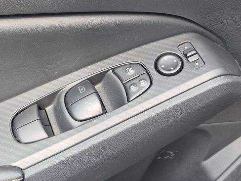 Used 2025 Nissan Altima 2.5 SV FWD image 13