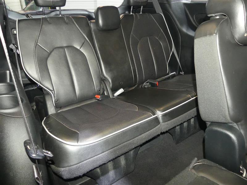 Used 2019 Chrysler Pacifica Limited w/ Advanced Safetytec Group FWD image 28