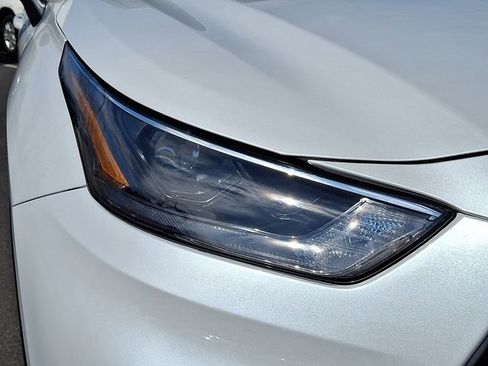Used 2023 Toyota Highlander XLE image 9