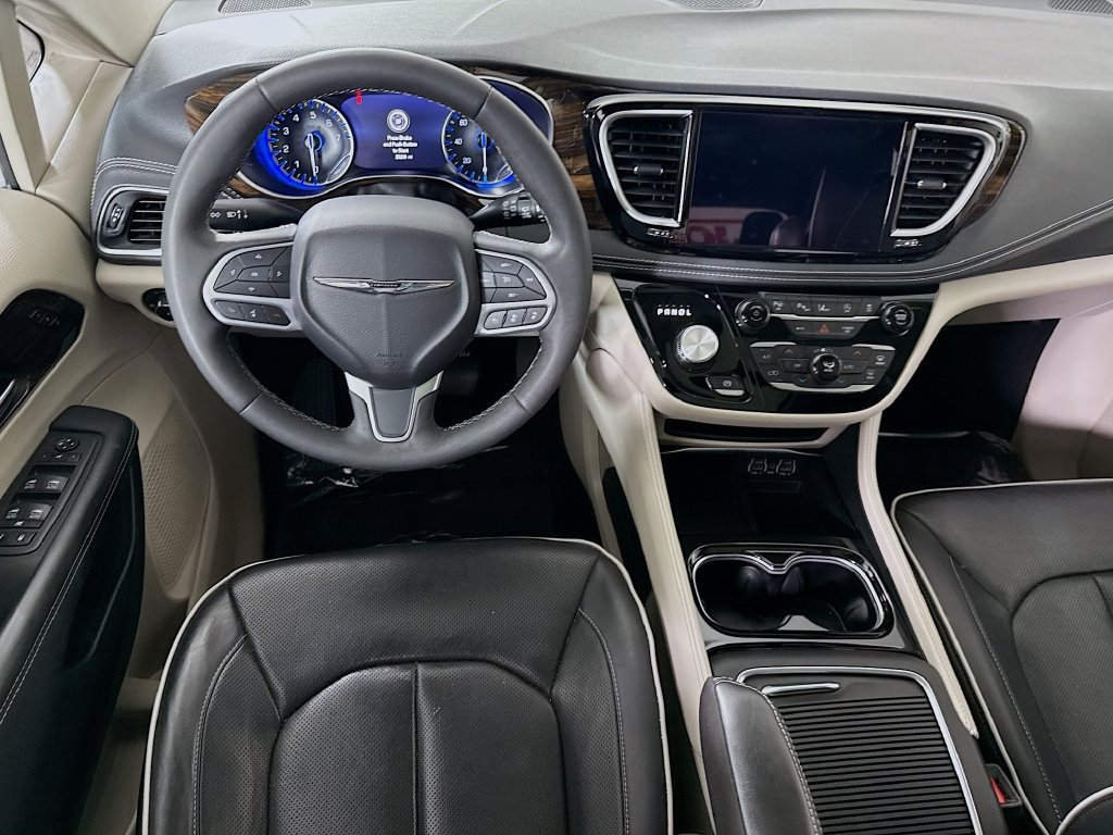 Used 2023 Chrysler Pacifica Limited AWD/4WD image 3