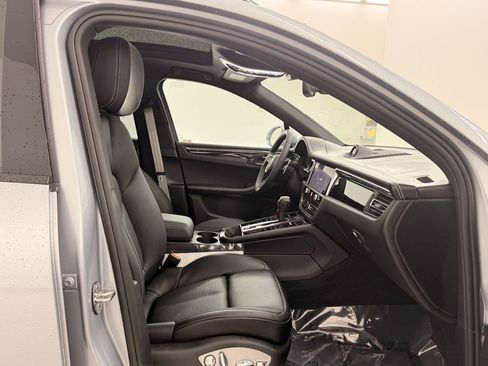 Used 2025 Porsche Macan image 36