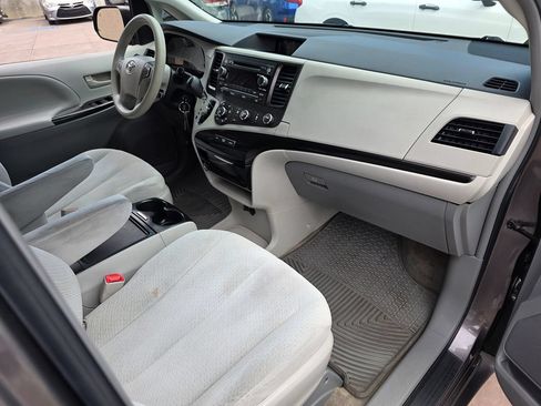Used 2012 Toyota Sienna LE w/ Preferred Pkg FWD image 14
