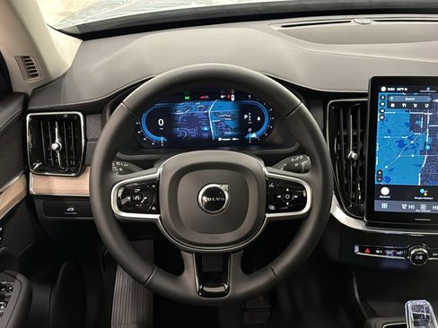 Used 2025 Volvo XC90 B6 Plus image 12