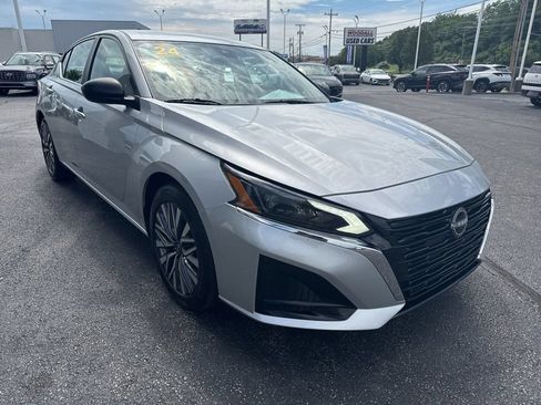 Used 2024 Nissan Altima 2.5 SV FWD image 3