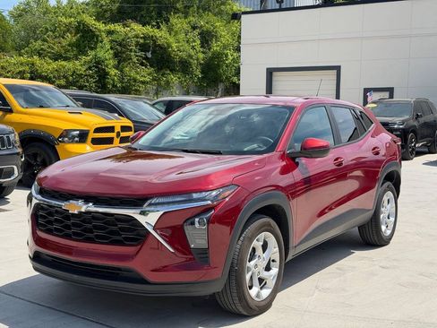 Used 2024 Chevrolet Trax LS w/ LS Convenience Package FWD image 2