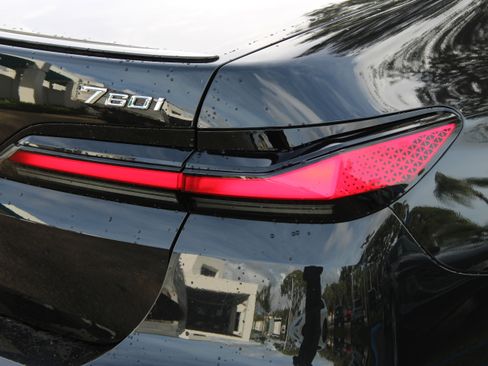 Used 2023 BMW 760i xDrive image 10