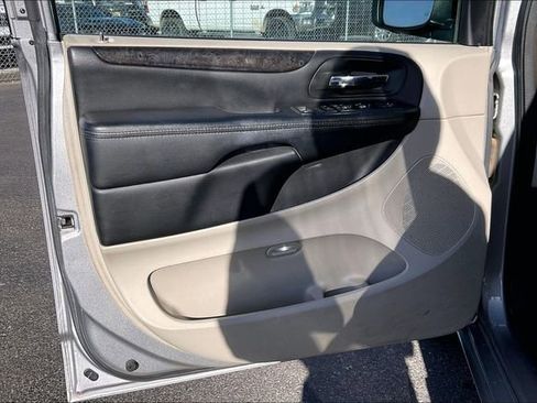 Used 2016 Dodge Grand Caravan SXT w/ Rear Park Assist Package image 18