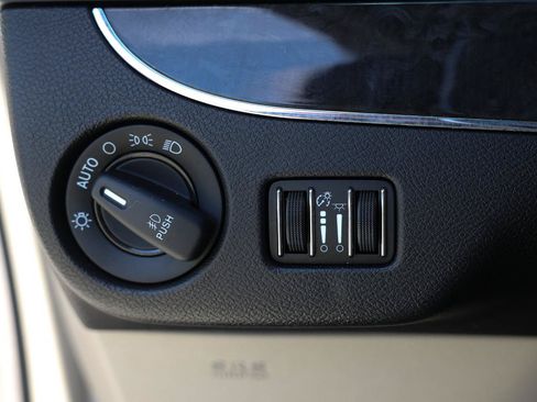 Used 2013 Chrysler Town & Country Touring FWD image 39