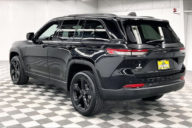 Used 2023 Jeep Grand Cherokee Altitude AWD/4WD image 2
