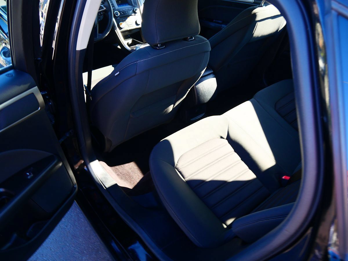 Used 2017 Ford Fusion SE FWD image 17