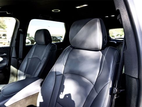 Used 2024 Buick Enclave Premium image 13
