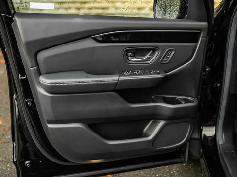 Used 2025 Honda Pilot Touring image 23