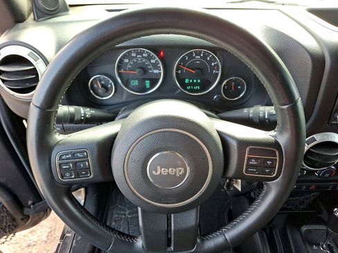 Used 2014 Jeep Wrangler Unlimited Rubicon w/ Connectivity Group AWD/4WD image 15