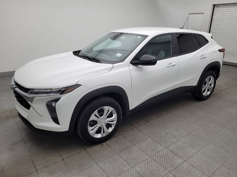 Used 2025 Chevrolet Trax LS image 2