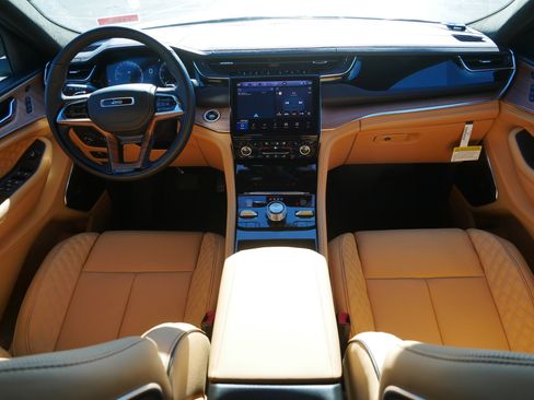 New 2025 Jeep Grand Cherokee Summit image 9