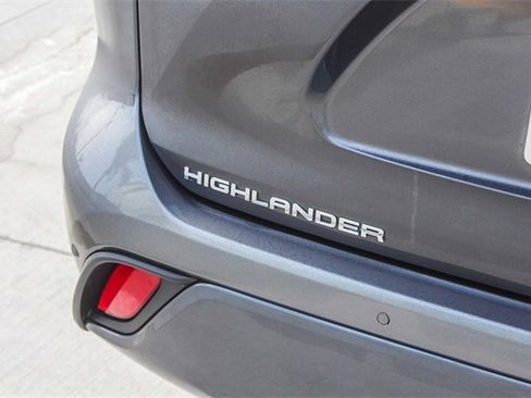 Used 2023 Toyota Highlander Limited image 9