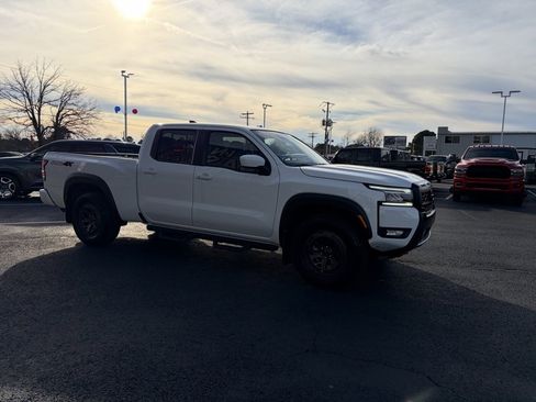 Used 2025 Nissan Frontier PRO-4X image 5