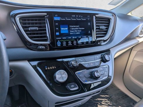 Used 2017 Chrysler Pacifica Touring-L FWD image 19