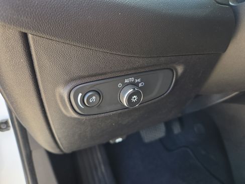 Used 2018 Chevrolet Equinox LT FWD image 17
