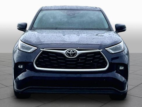 Used 2022 Toyota Highlander LE FWD image 4
