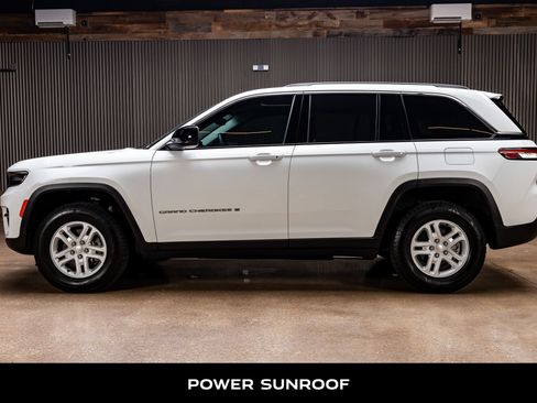 Used 2023 Jeep Grand Cherokee Laredo AWD/4WD image 5