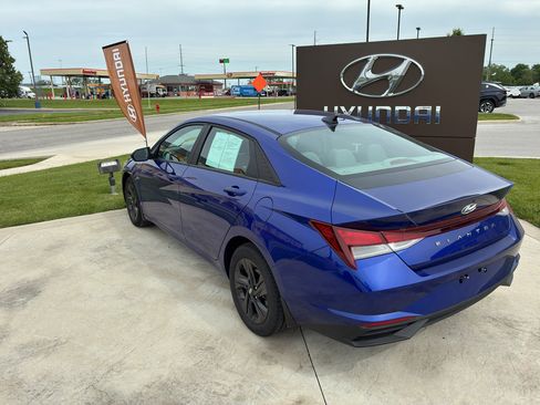 Certified 2023 Hyundai Elantra SEL FWD image 3