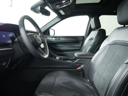 Certified 2024 Jeep Grand Cherokee Altitude image 32