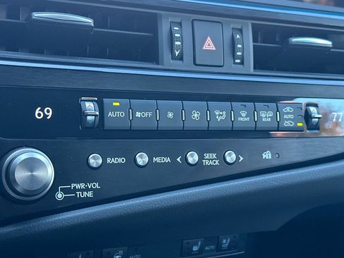 Certified 2025 Lexus ES 300h w/ Premium Package image 25