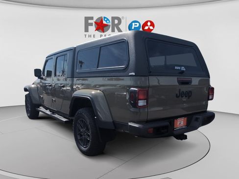 Used 2025 Jeep Gladiator Sport AWD/4WD image 3