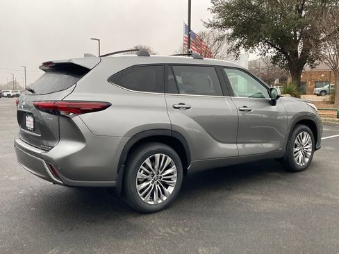 New 2026 Toyota Highlander Platinum image 5