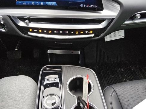 Used 2025 Cadillac Lyriq Luxury AWD/4WD image 3