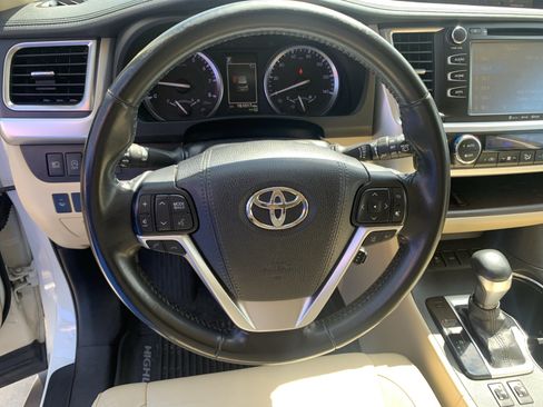 Used 2017 Toyota Highlander XLE FWD image 18