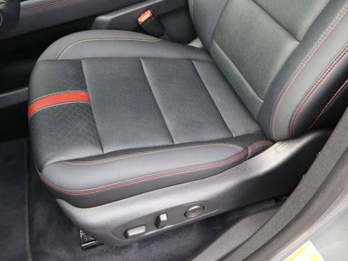 Used 2025 Chevrolet Traverse RS FWD image 17