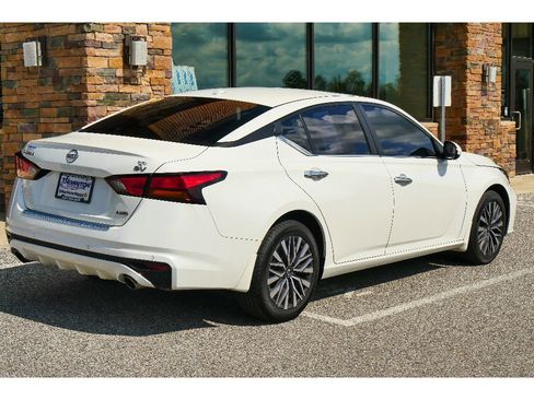 Used 2023 Nissan Altima 2.5 SV w/ SV Premium Package image 3