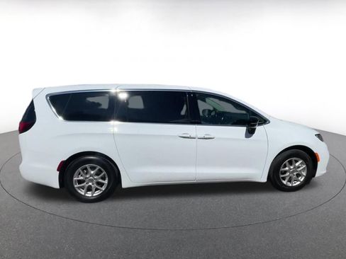 Used 2024 Chrysler Pacifica Touring-L image 16