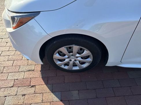 Used 2020 Toyota Corolla LE image 2