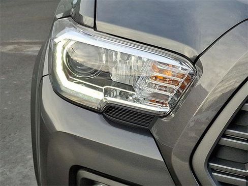 Certified 2022 Toyota Tacoma TRD Off-Road image 9