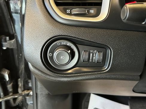 Used 2018 Jeep Renegade Latitude AWD/4WD image 18