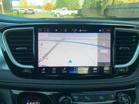 Used 2022 Chrysler Pacifica Touring-L w/ Uconnect Theater Family Group image 19