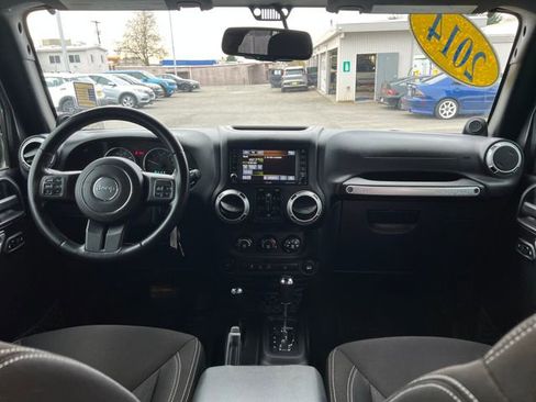 Used 2014 Jeep Wrangler Unlimited Sahara w/ Connectivity Group AWD/4WD image 11