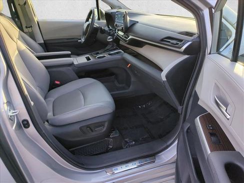 Used 2024 Toyota Sienna XLE w/ XLE Plus Package FWD image 23