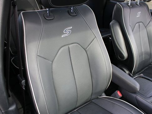 Used 2023 Chrysler Pacifica Limited w/ S Appearance Package image 29