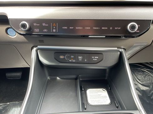 New 2026 Kia Carnival EX FWD image 22